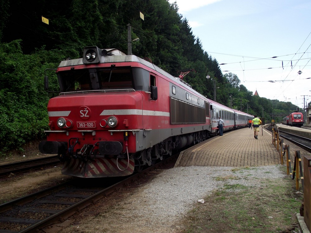 A hetvenes években beszerzett mozdonysorozatból 39 került az akkor még jugoszláv vasút ljubljanai igazgatóságához. A JŽ területi igazgatóságai járműbeszerzés szempontjából is eléggé önállóak volatk: például a Ganz villamos motorvonatokat csak a zágrábi és szarajevói hálózatrészek kaptak. A ljubljanai rész önálló járműparkját egyébként az alkalmazott áramnem különbözősége is indokolta