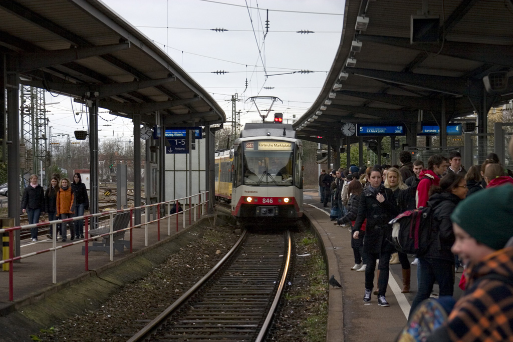 Csatolt szerelvény érkezik egy pénteki délutánon Rastatt állomásra. A vonat itt teljesen megtelt – a város felé