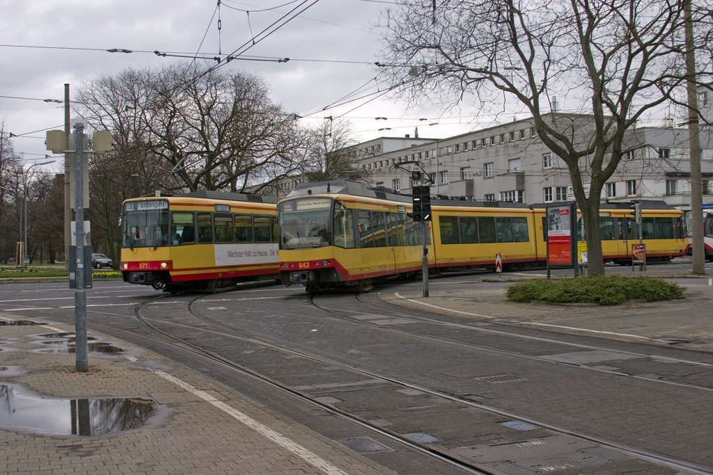 Régi egyirányú és újfajta szerelvény kűrje az Albtalbahnhof mellett. Itt van az egyik kapcsolódási pont a vasút és a villamoshálózat közöt