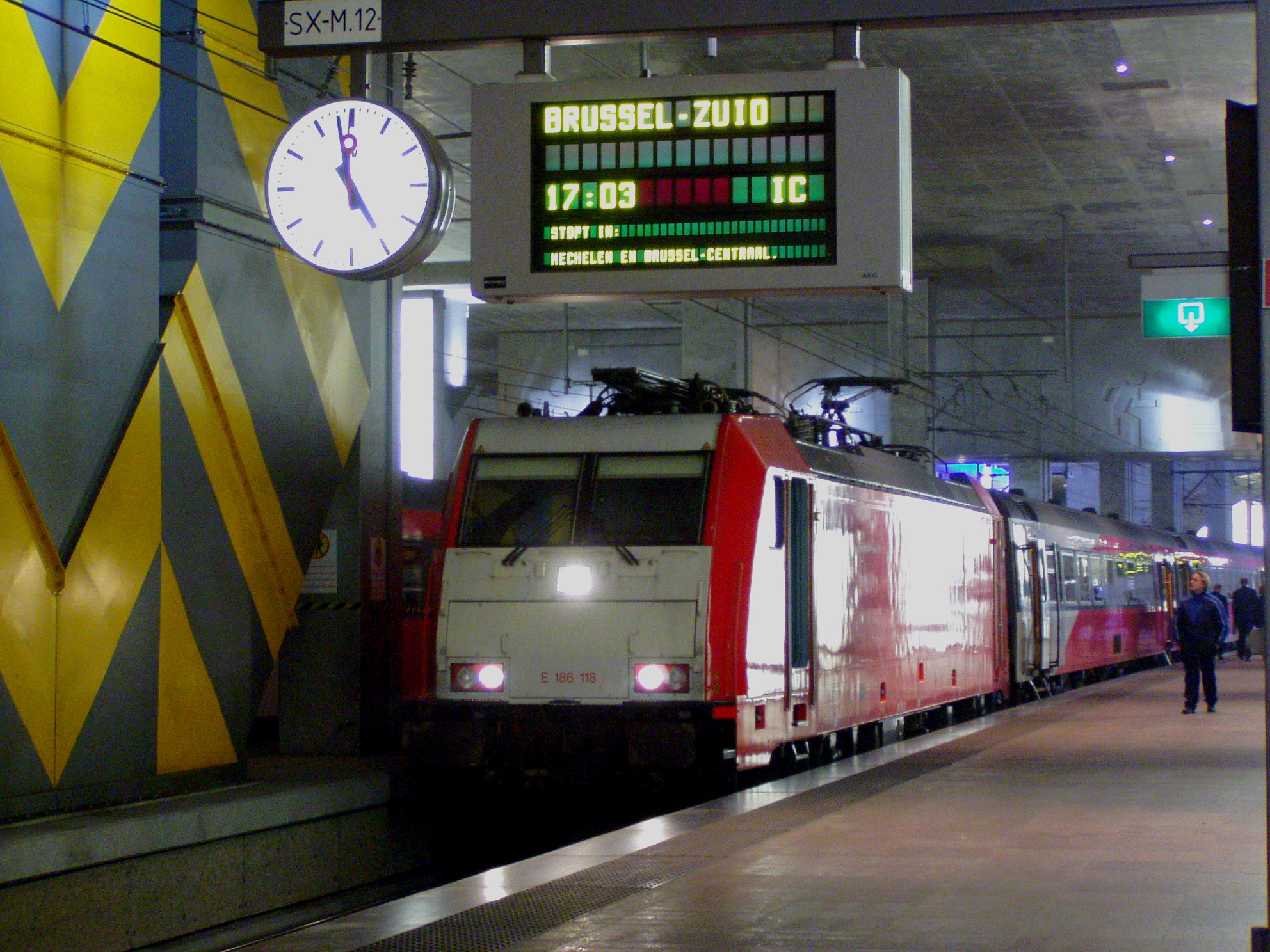 A legalsó szint négy vágánya elsősorban az átmenő – mint amilyen a képen látható Brüsszel–Amszterdam viszonylatú Benelux IC – és az északról érkező vonatoké