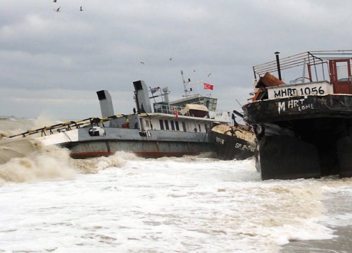 A hajótörést szenvedett Anya (ex-Tatabánya), és a vontatójából megmaradt uszály az Isztambulhoz közeli Kilyos Beach homokpadjain a szerencsétlenség másnapján<br>(fotó: TRS, http://log.wrecks.net)