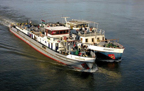 Szebb időkben: a Tatabánya éppen a mozgásképtelen Jégtörő X-est szállítja 2010. március 28-án Szentendréről az újpesti hajójavítóba<br>(fotó: Kosztolicz Péter)