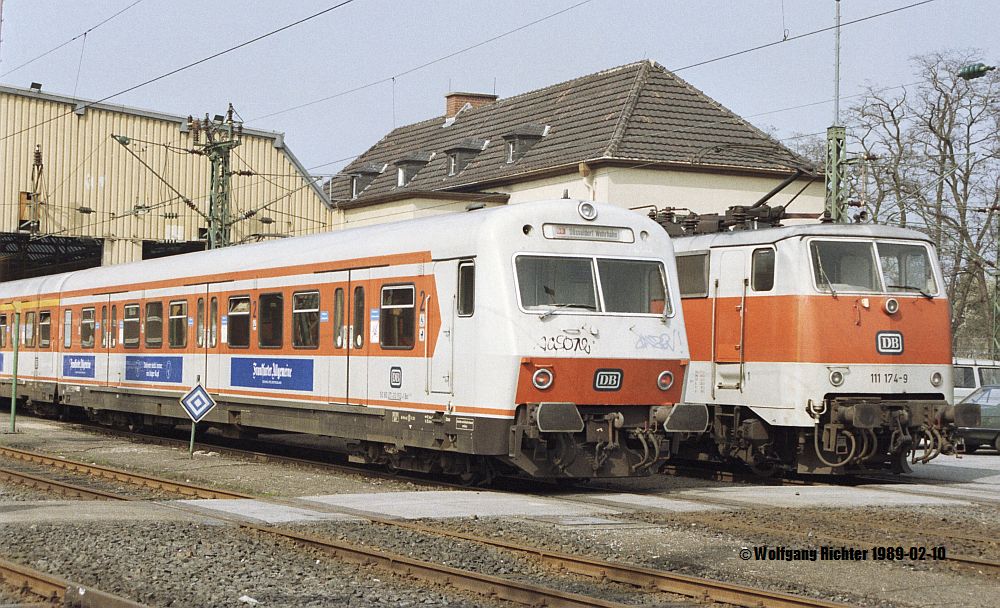 Mozdony és vezérlőkocsija, enyhén lepattanva (forrás: eisenbahnbilderbuch.de)