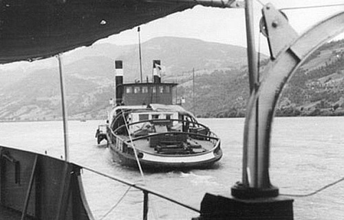A Vaskapu kábelhajó a DDSG hajótársaság Kolmegg vontatóját előfogatolja a Grebennél<br />(fotó: Lossonczy Miklós gyűjteményéből)