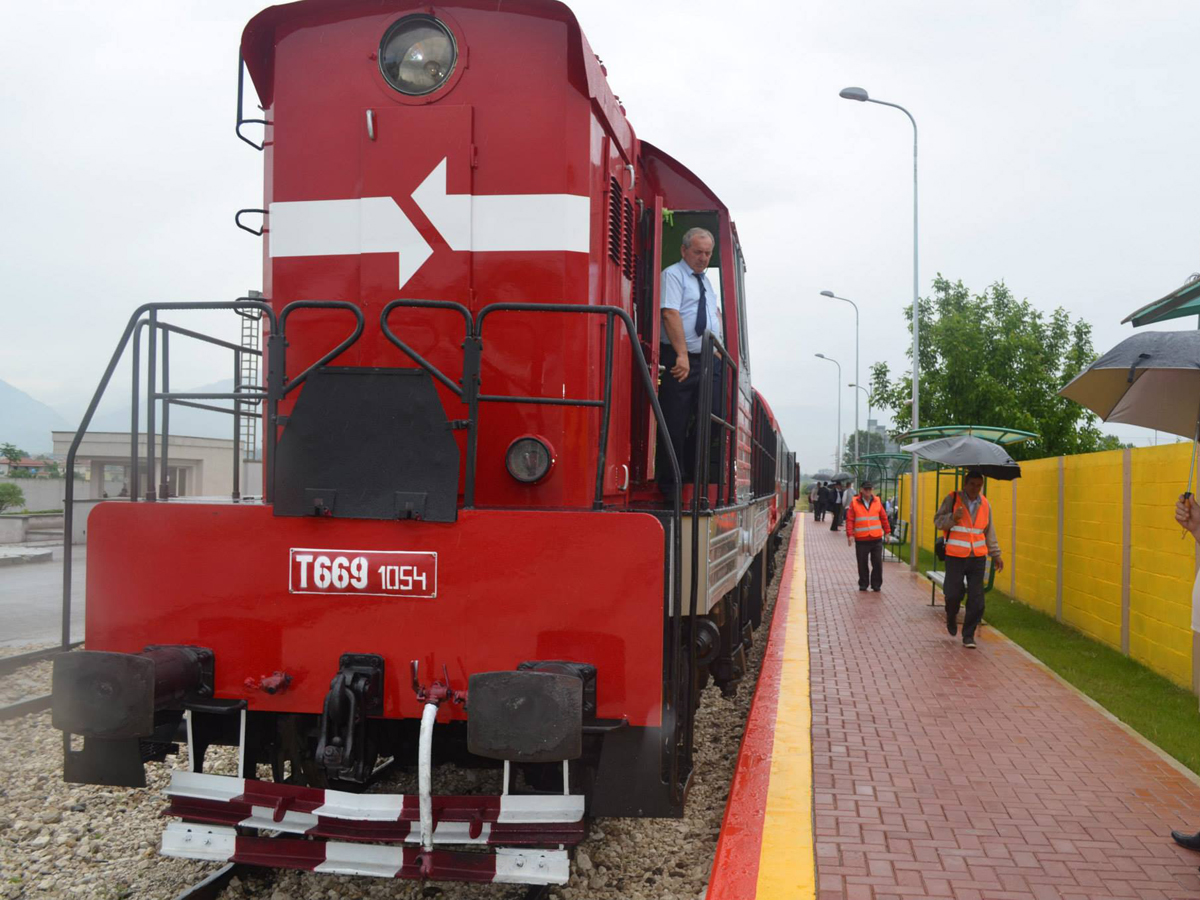 Május végétől egy kétkocsis szerelvény szaladgál Durrës és Kashar között<br>(fotók: Railway Gazette)