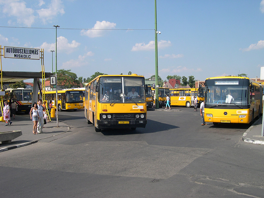 Szeptemberre részben megújul a miskolci Búza téri autóbuszállomás, addig kisebb forgalmi korlátozások várhatók (fotó: Istvánfi Péter)