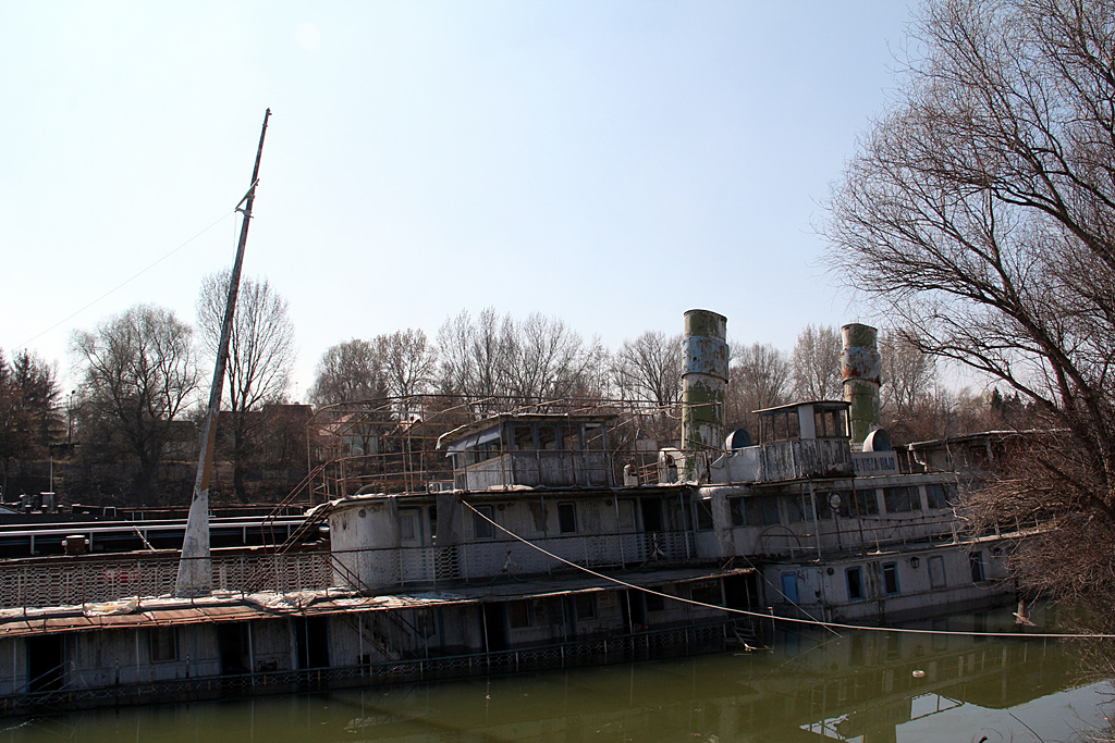 2012 tavaszán még így nézett ki a félig elsüllyedt Szőke Tisza, azóta már egy részét szétbontották (fotó: Tevan Imre)
