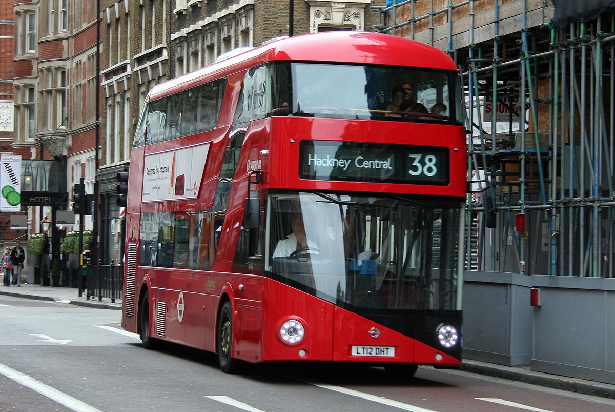 Routemaster a 38-as vonalon Hackney Central felé tartva London utcáin <br>A képre kattintva galéria nyílik. A külön nem jelölt képeket a szerző készítette