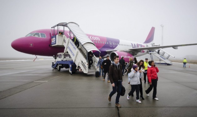 Az első milánói Wizz-járat utasai hagyják el az Airbust a debreceni érkezést követően<br>(fotó: MTI)