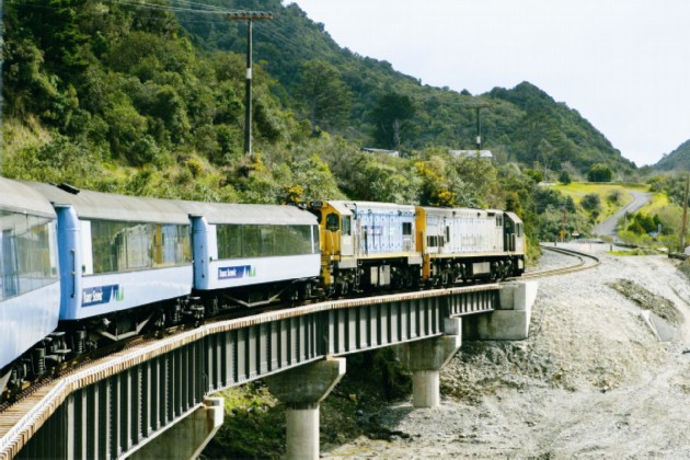 A TranzAlpine szerelvénye Új-Zéland lenyűgöző tájain kanyarog<br>(fotó: West Coast Travel Centre)<br>(A képre kattintva fotógaliéria nyílik)