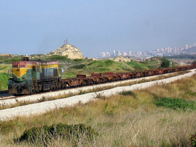 Az Israel Railways 162-es számú, EMD G16-os mozdonya halad üres szerelvényével Haifától nem messze. Vajon ismét EMD-gépekkel bővül a flotta, vagy teljesen európai kivitelű típus lesz a nyerő?<br>(fotó: Golf Bravo, Wikipedia)