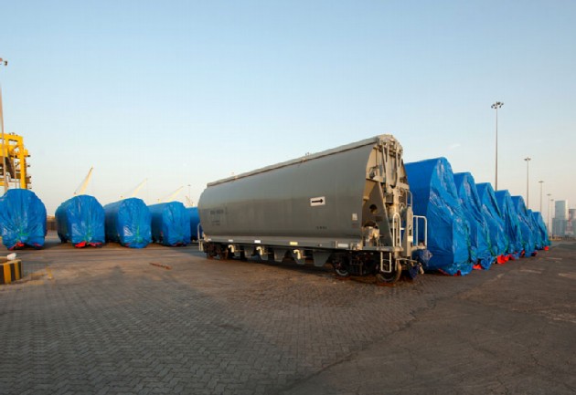 Az új tehervagonok becsomagolva érkeztek Abu-Dzabi kikötőjébe<br>(fotó: UAE Interact)