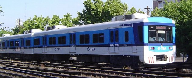 Az argentin főváros elővárosi vonalait tavaly áprilisig üzemeltető TBA egyik Toshiba-gyártmányú villamos motorvonata a sarmientoi vonalon<br>(fotó: Albasmalko, Wikipedia)