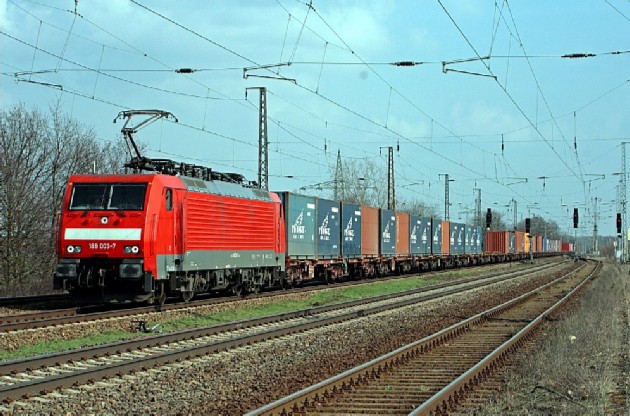 A DB Schenker 189 003-as mozdonya Németországban húz egy jókora konténervonatot. Könnyen lehet, hogy pár éven belül Magyarországon is láthatók lesznek tranzittehervonatok élén.<br>(fotó: Frank Paukstat)