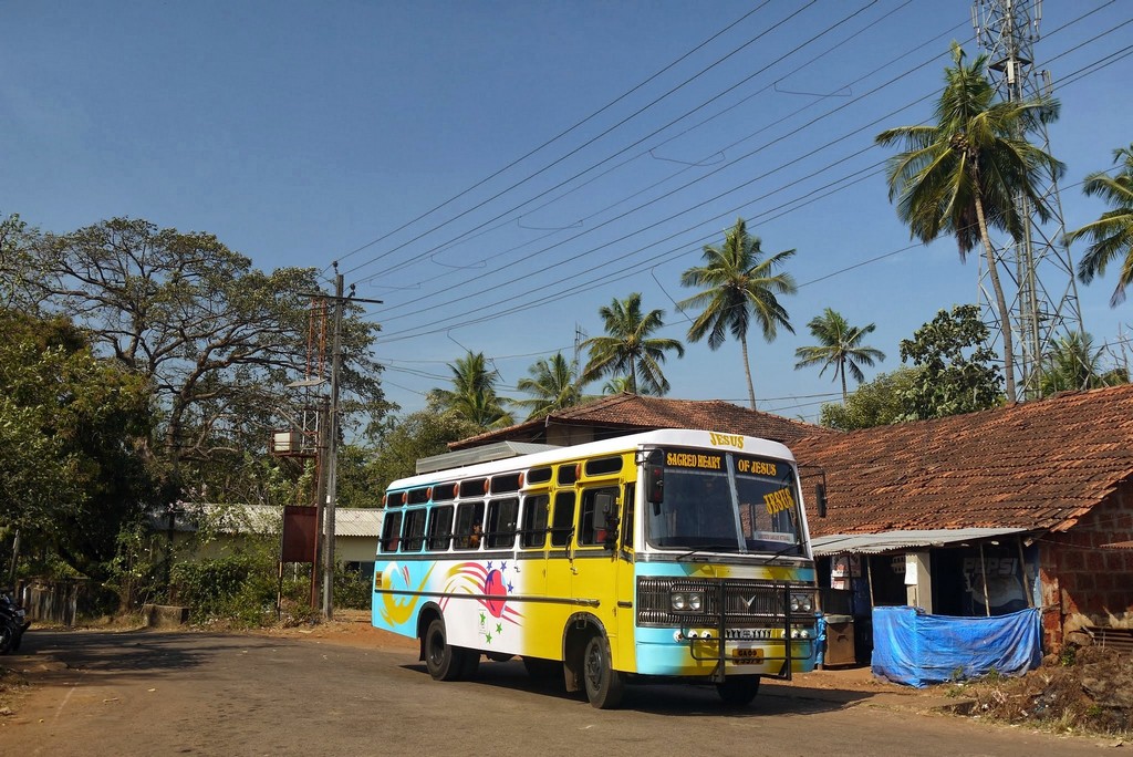 Netravali gyönyörű díszletei között a helyi busz