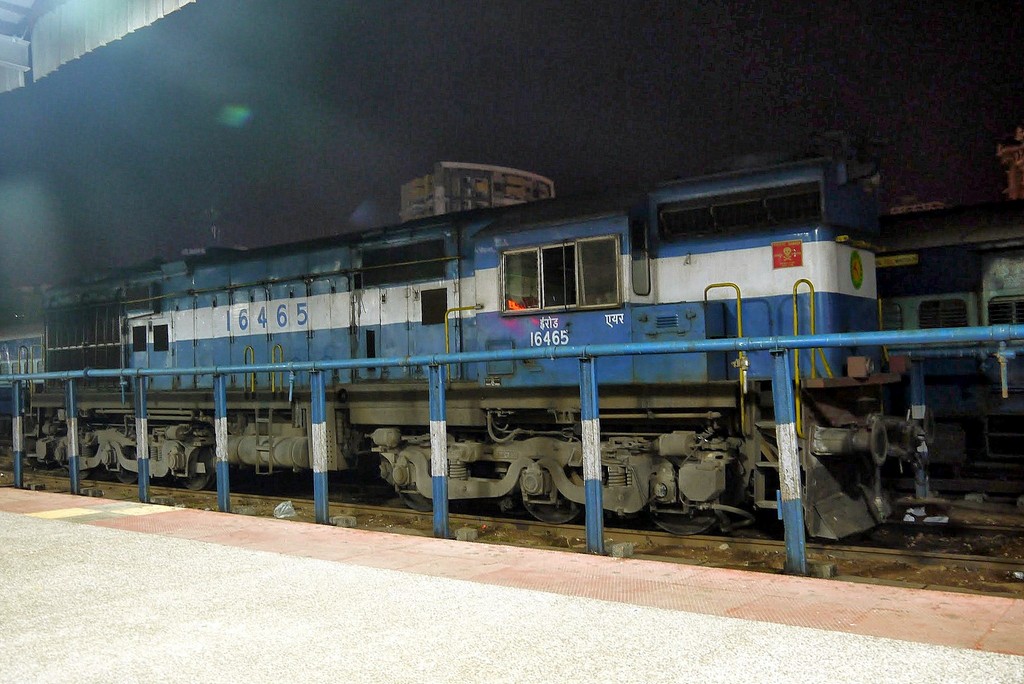 Mangalore pályaudvarán egy dízelmozdony<br>A képre kattintva galéria nyílik Berky Dóra felvételeiből