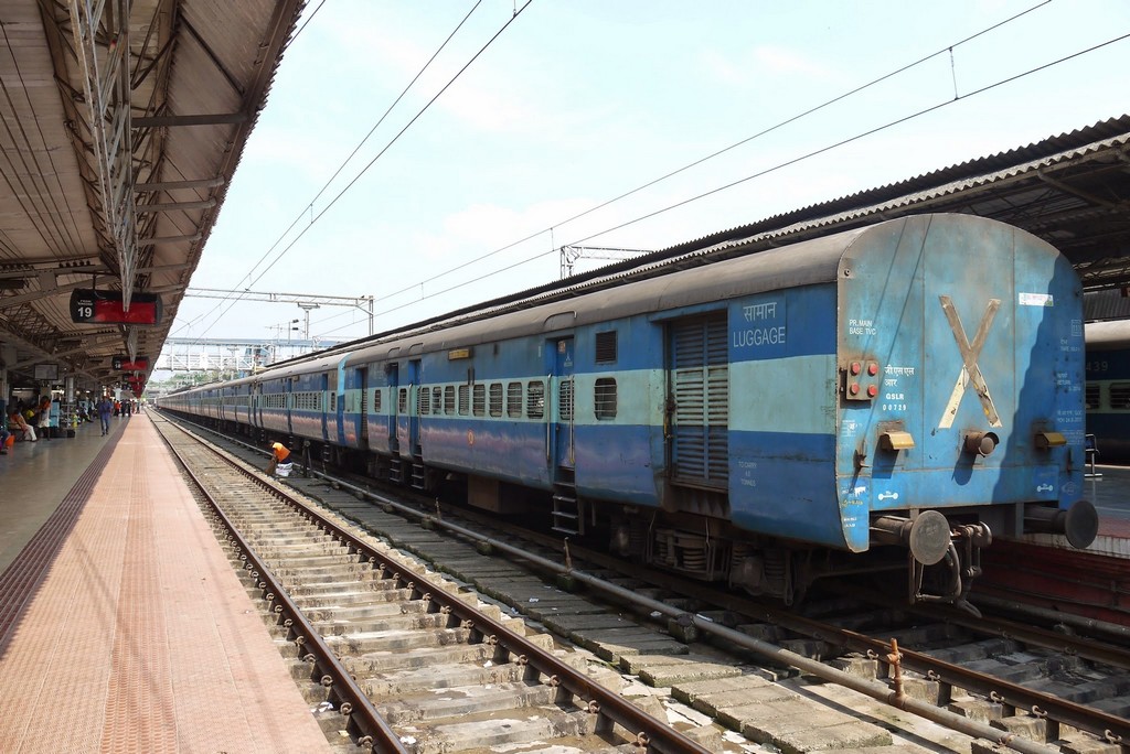 Egy, az európai vonatokat megszégyenítő hosszúságú szerelvény Trivandrum pályaudvarán