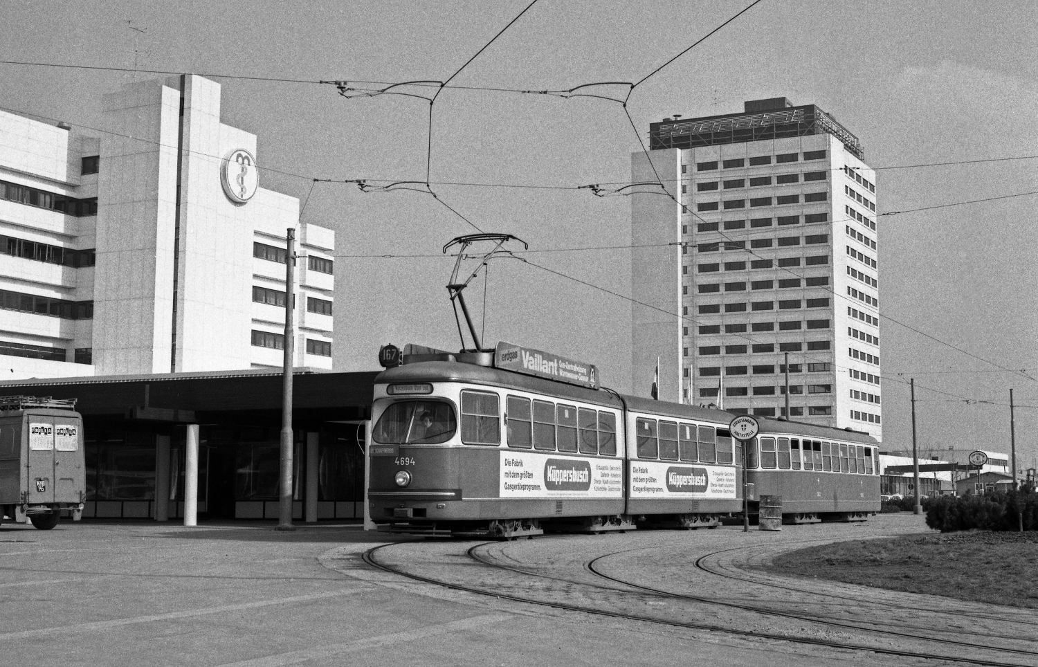 Bécs, 1973. Egy SGP E1+C3 összeállítású szerelvény a 167-es viszonylat oberlaa-i végállomásán<br>(fotó: Wiener Linien Bildstrecke)