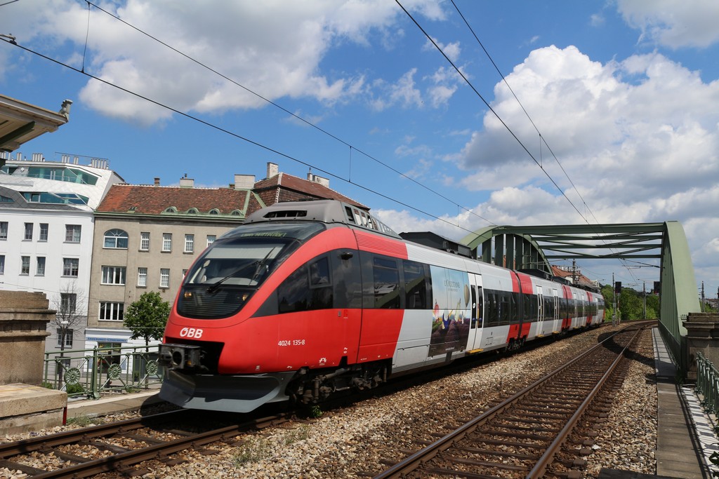Az ÖBB egyik Talent motorvonata érkezik a Hernals állomásra az S45-ös vonalon Handelskai felől