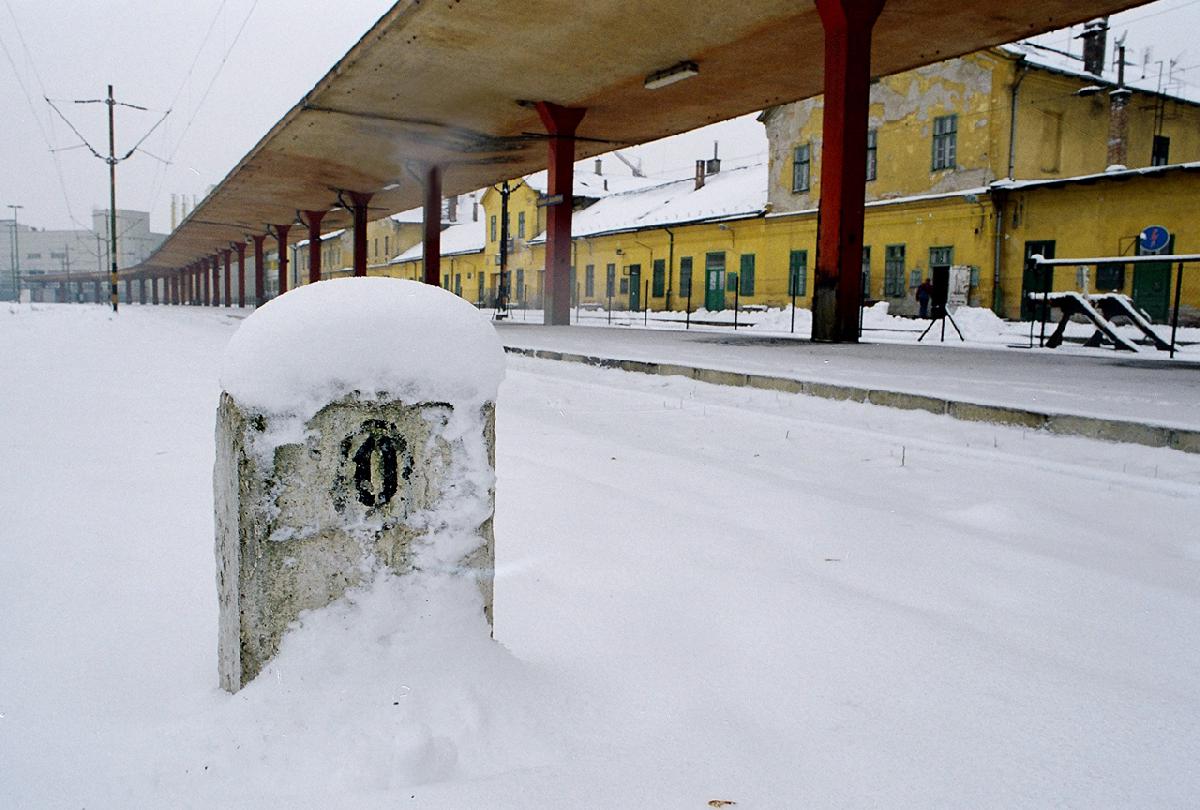  A nullás szelvénykő a kiürült és behavazott pályaudvaron 2006. január elsején (fotó: Máthé Zoltán)
