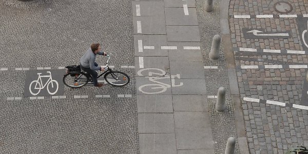 Kerékpárút-csomópont Berlinben. A kockakövet nem irigyeljük, a logikát igen (forrás:berliner-zeitung.de)