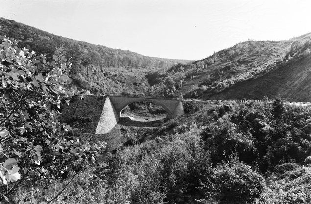A völgyhíd egy 1950-ben készült felvételen. Érdekesség, hogy a Fortepan archívumában – helytelenül – e fénykép tükörképe található