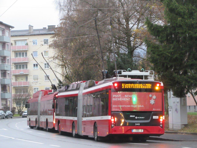 Az új 9-es vonal a Böhm-Ermoli Strassénál csatlakozik a kettes vonalhoz, a 349-es kocsi egy elsőgenerációs Solaris mögé bújik el