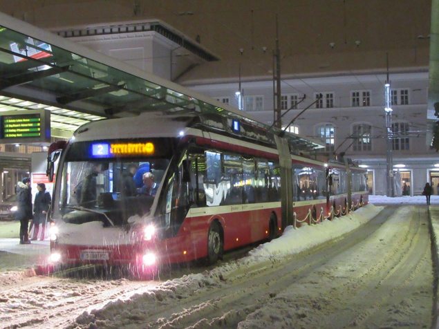 A 330-as kocsi a 2-es járaton a főpályaudvar előtt, január 8-án (fotók: Günter Mackinger)