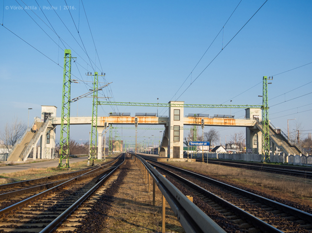 A magyar vasúthálózat legértelmetlenebb műtárgya a gyalogosok biztonságos és akadálymentesítelen átkelését biztosítja Soroksári út vasútállomáson