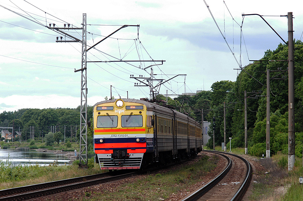 Elővárosi személy érkezik Majori-állomásra és indul tovább Riga-Passzazsirszkijra (a szerző fotója)