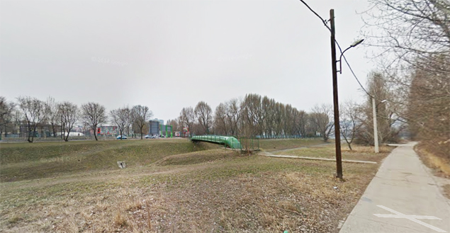 Ott, a zöld csőhíd vonalában, ott épülne meg a tervezett gyalogoshíd (forrás: googlemaps)