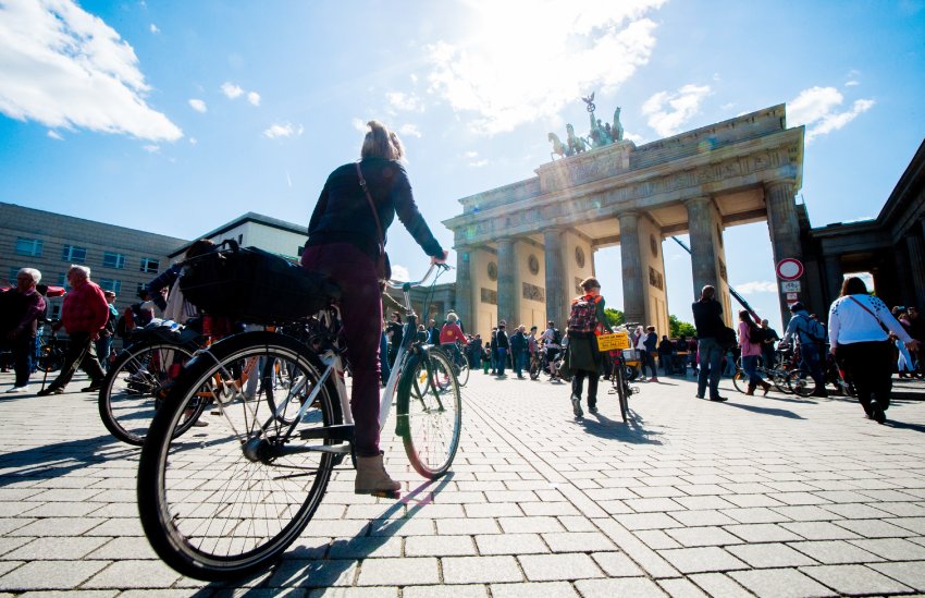 Még mindig szimbolikus: bicajjal a Brandenburgi Kapu alatt (fotók: DPA)