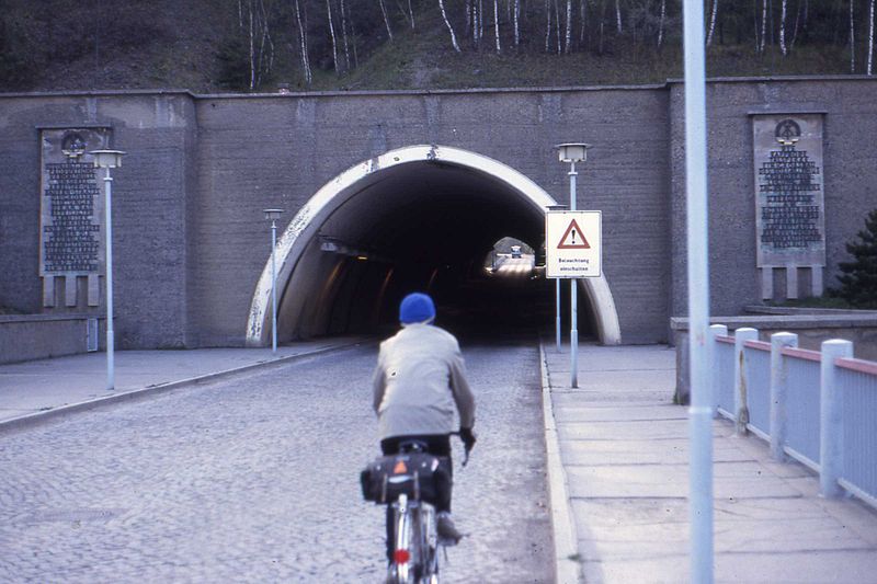 Az 1959-re elkészült alagút a duzzasztómű mellett. Trabant 600-asok koptatták sokat e macskaköveket