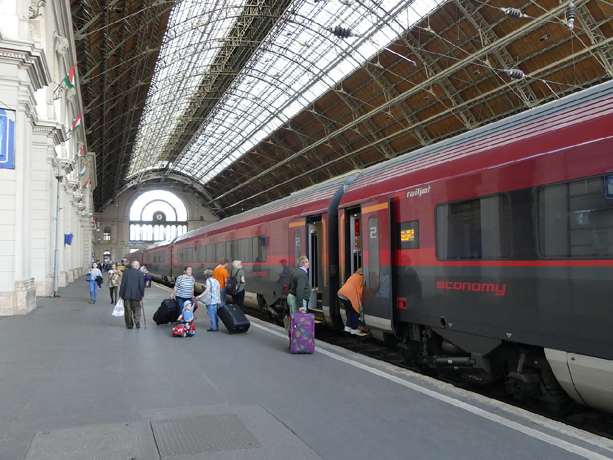 A Csépke-ámokfutás áldozatai lehetnek a railjetek is, amiket kizárólag nemzetközi forgalomban lehetne igénybe venni. A Budapest és Győr közötti utasok számára maradnának a soproni vagy szombathelyi IC-k és a győri személyvonatok, de azoknak, akik például Tatabánya és Mosonmagyaróvár között utaznának, Győrben át kell majd szállniuk - hacsak a szimpla bécsi EC-k nem kapnak mentességet (fotó: Kemsei Zoltán)