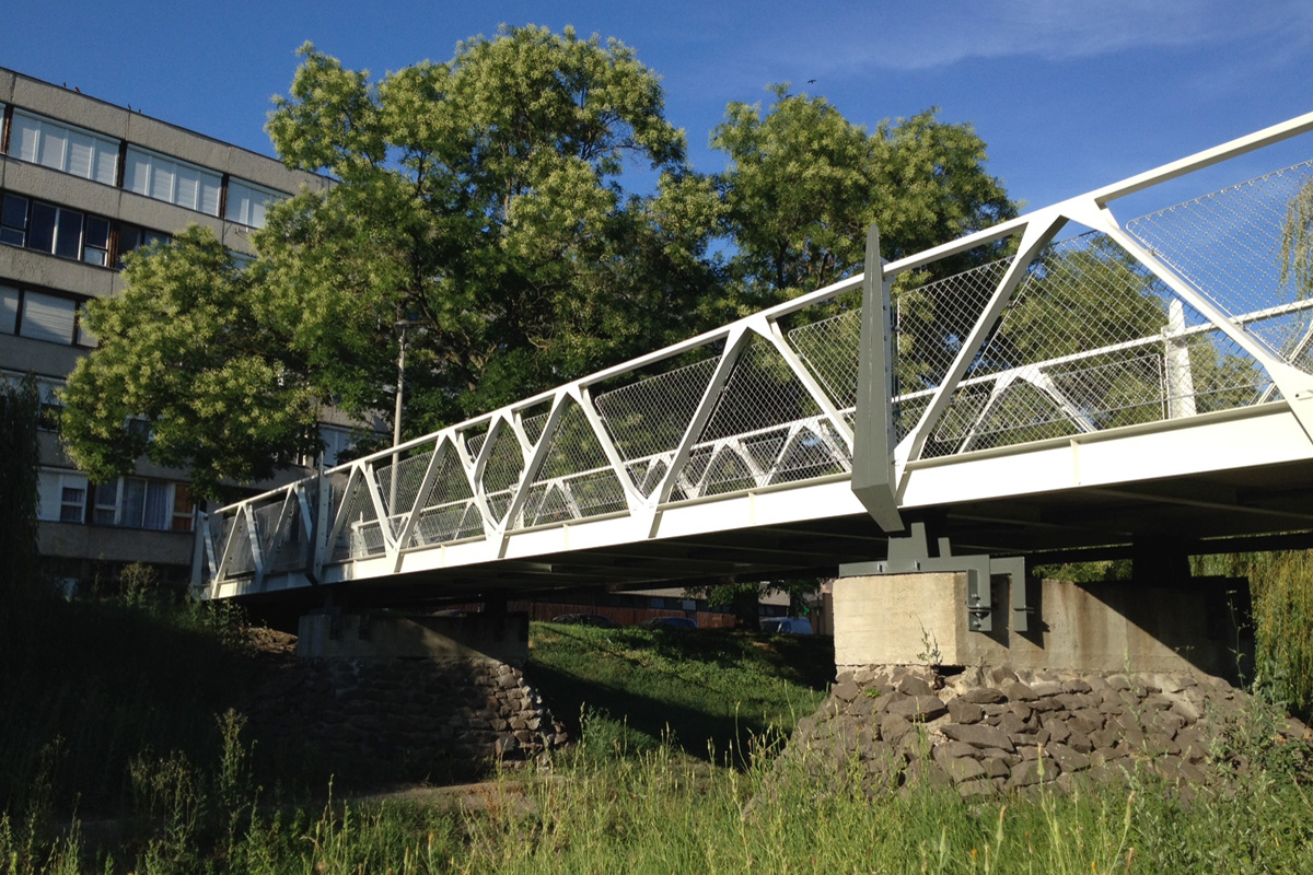 Az új híd a lakótelep és a Spar között ível át a Gombás-patakon (a képre kattintva galéria nyílik a szerző fényképeiből)