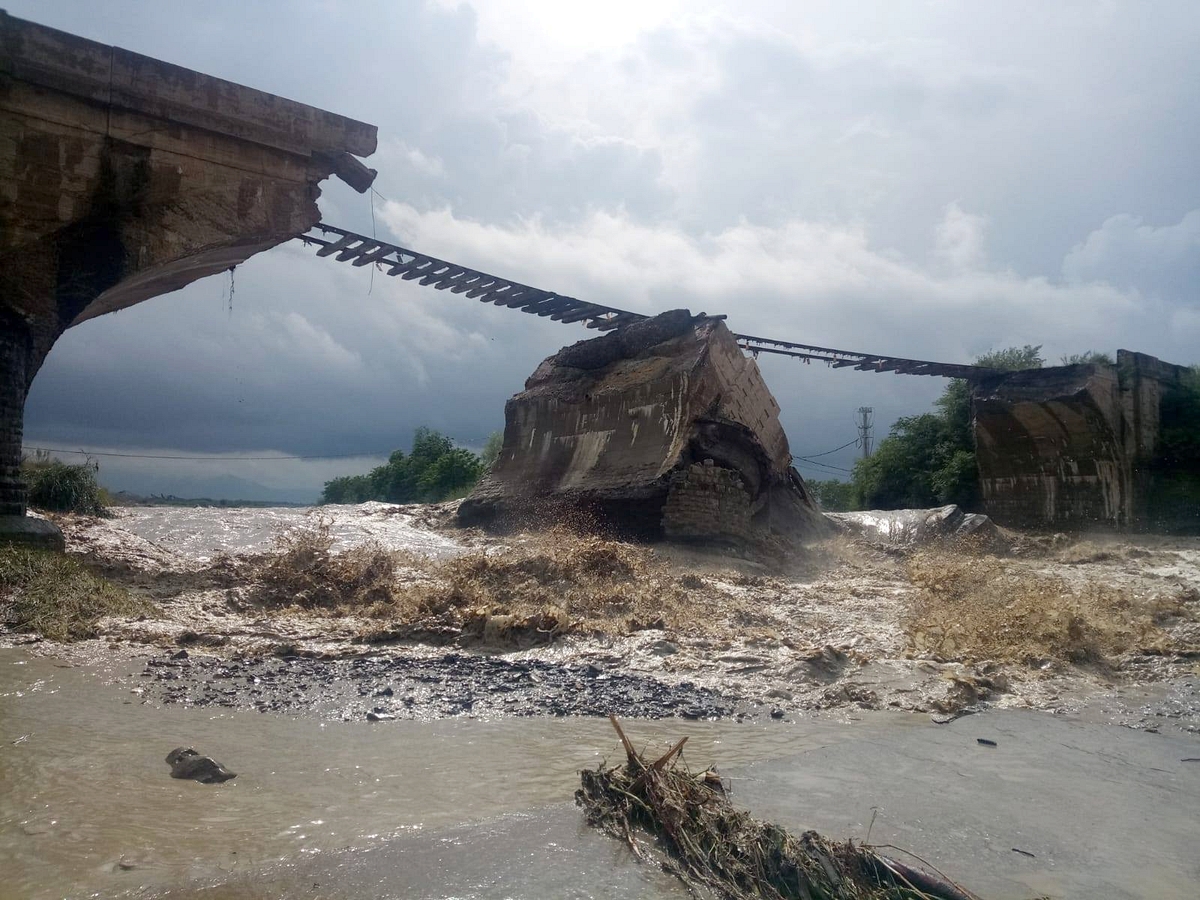 A leomlott híd a katasztrófavédelmi hatóság fotóján<br>(forrás: facebook.com)<br>A képre kattintva lapozgatható galéria nyílik!