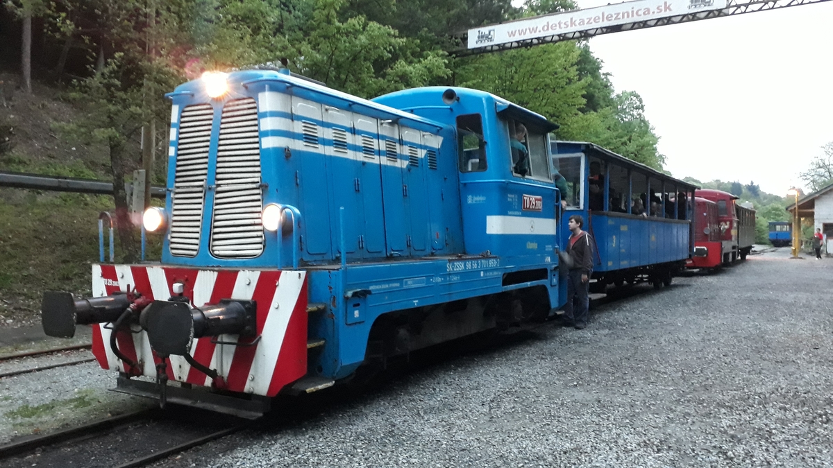 A TU29 2003-as dízelmozdony (hivatalosan ŽSSK 701 953) a belvároshoz közelebbi Csermely-völgy kiinduló állomáson 2017. májusában. A képre kattintva lapozható galéria nyílik<br>(fotók: Joó Ferenc)