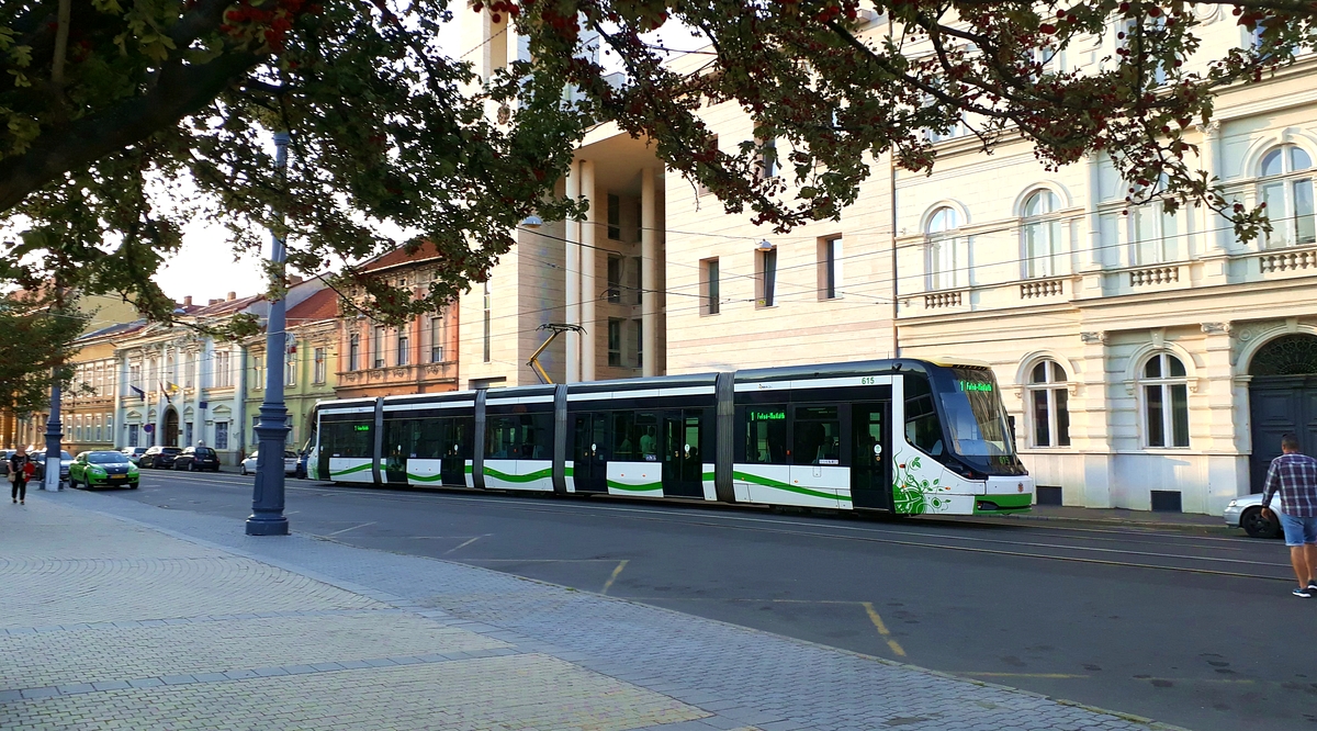 Békésen halad át a belvároson az egyik Škoda villamos. A képre kattintva geléria nyílik (fotók: Joó Ferenc)