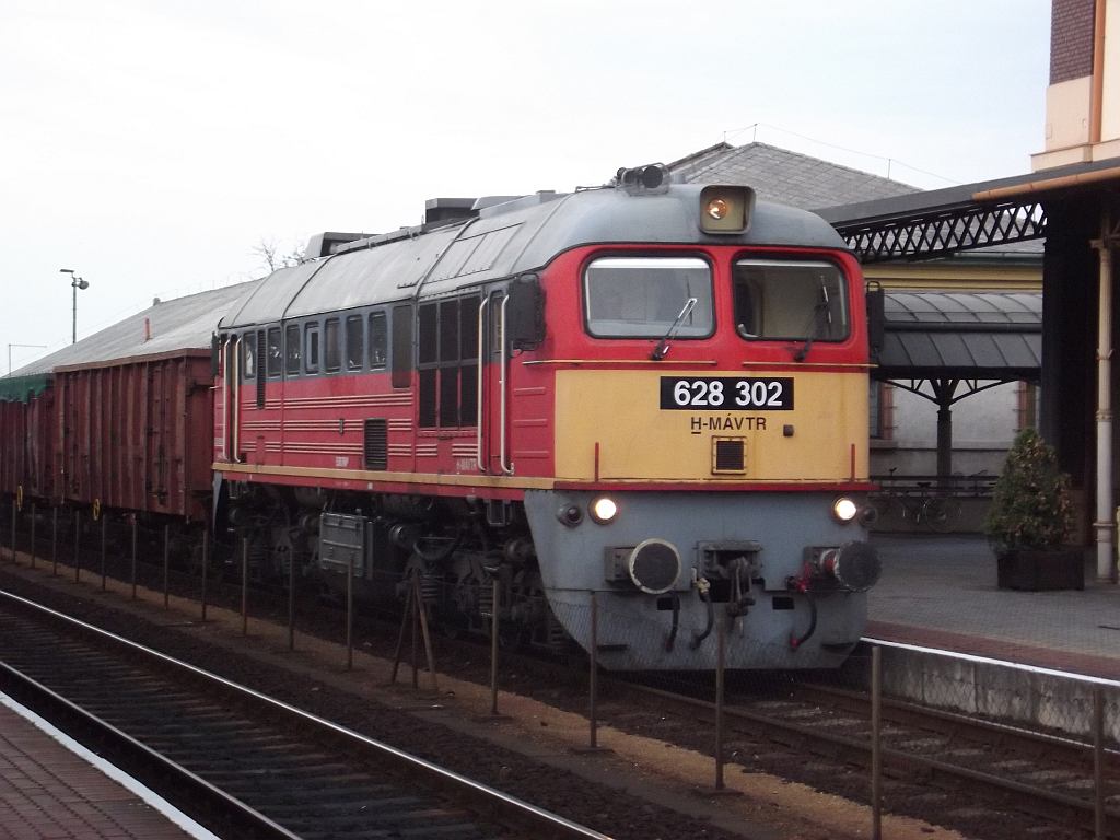 A 628 302-es Szergej érkezik Pápa állomásra tehervonatával a 10-es vonalon<br>A képre kattintva galéria nyílik<br>(fotók: Takács Zsolt)