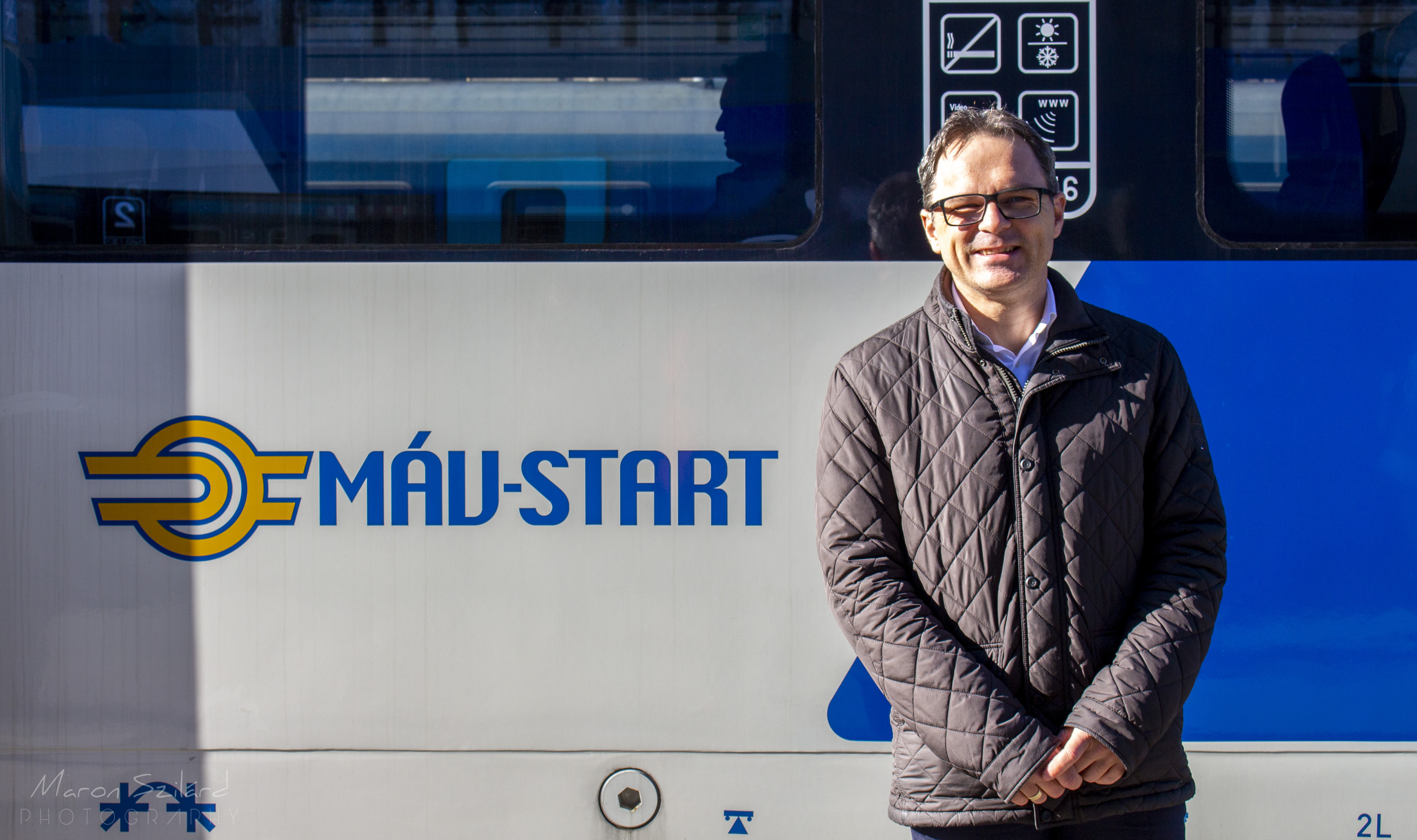 Kerékgyártó József, a MÁV-Start vezérigazgatója tart ismertetőt az új kocsikról