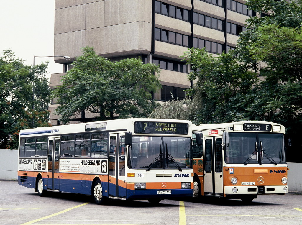 Sorozatgyártású SL 2-es Vöv busz az elődje mellett, hagyományos kerekeken (fotó: Daimler AG.)