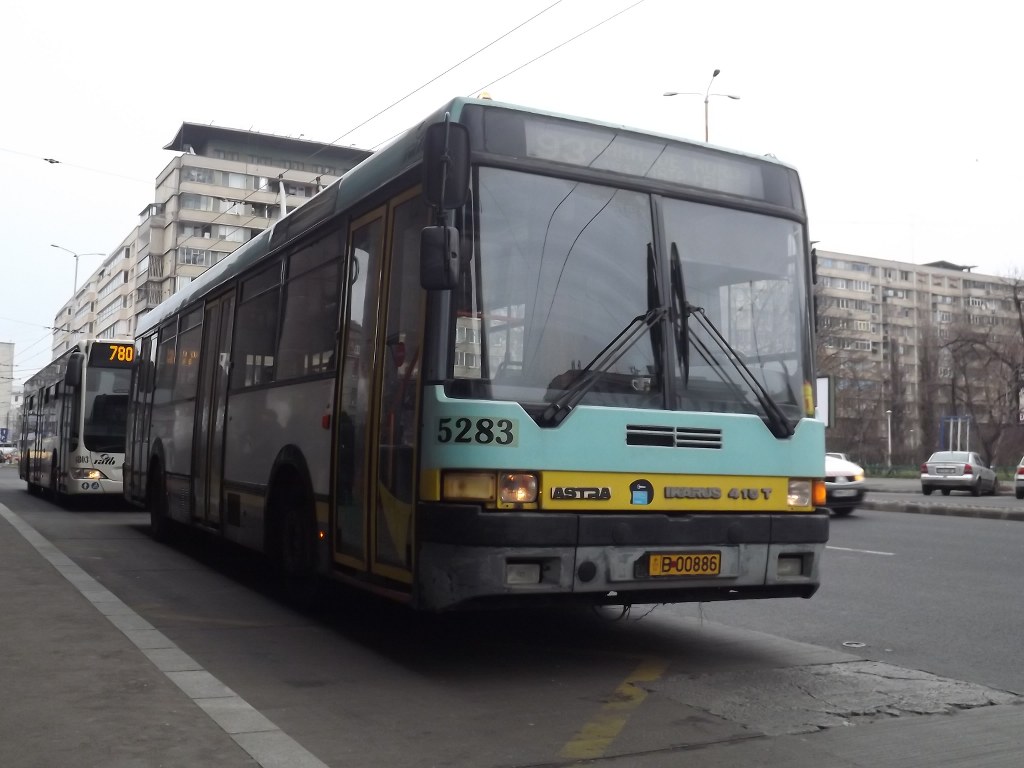 Egy Ikarus 415T a pályaudvar előtt. Kétszáz szolgál a típusból a román fővárosban