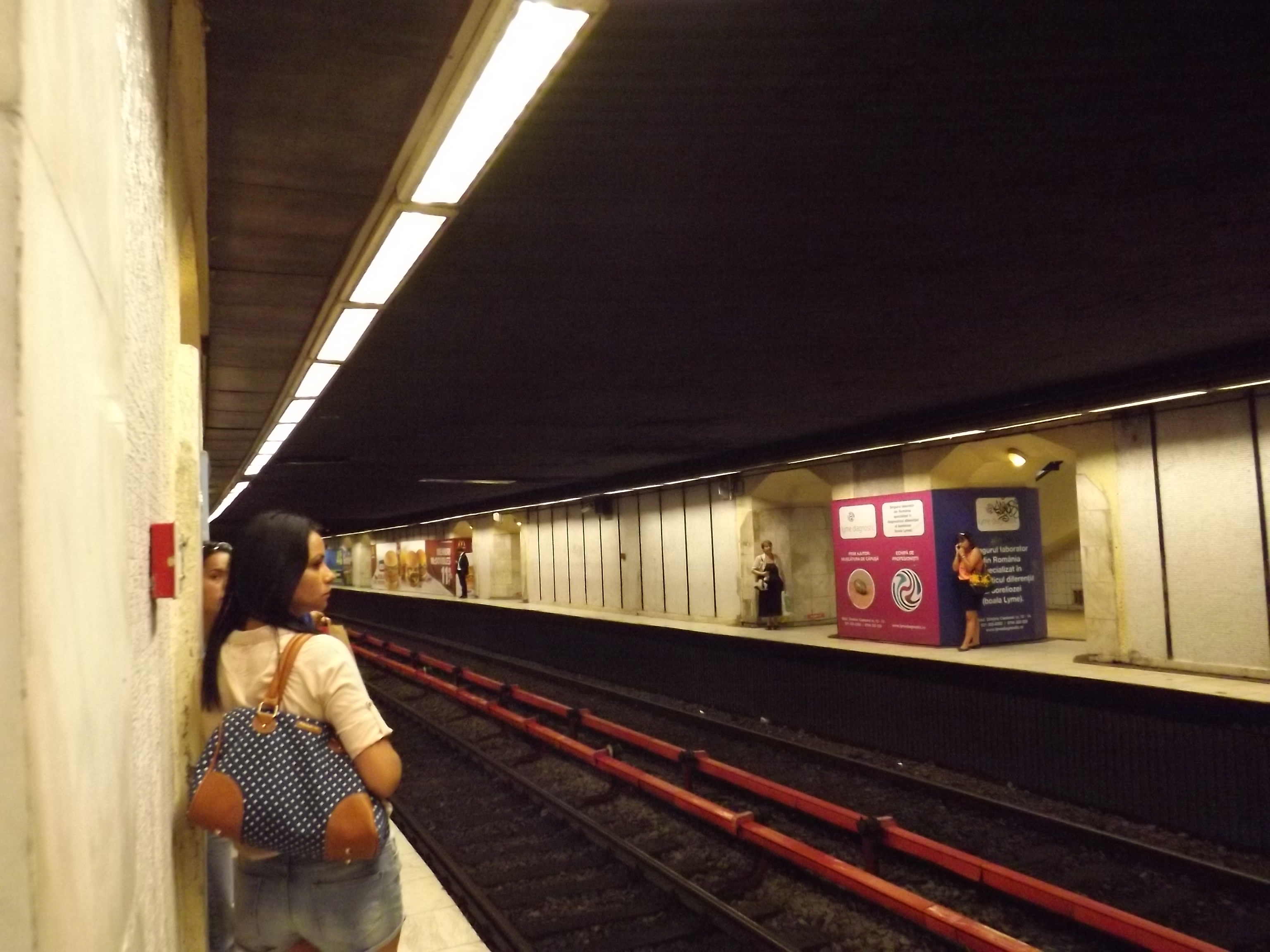 Római tér metróállomás az M2-es vonalon. A titokban épült megálló jellegzetessége a veszélyesen keskeny, háromnegyed méter széles peron. </br> A kivágással még keskenyebbé vált...
