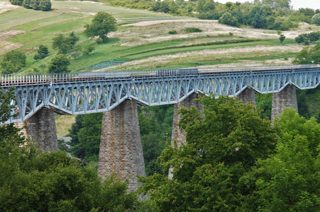 Az íves vonalvezetésnek köszönhetően a vonatból is fotózható Szlovákia legmagasabb vasúti hídja
