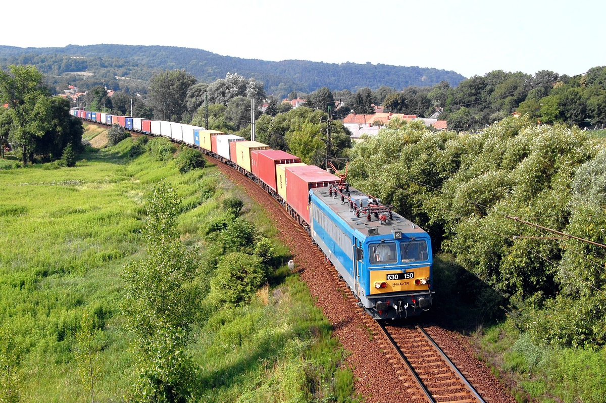 Koperből Budapestre tartó tehervonat Városlődnél 2012. július 1-én<br>(fotó: Joó Ferenc)