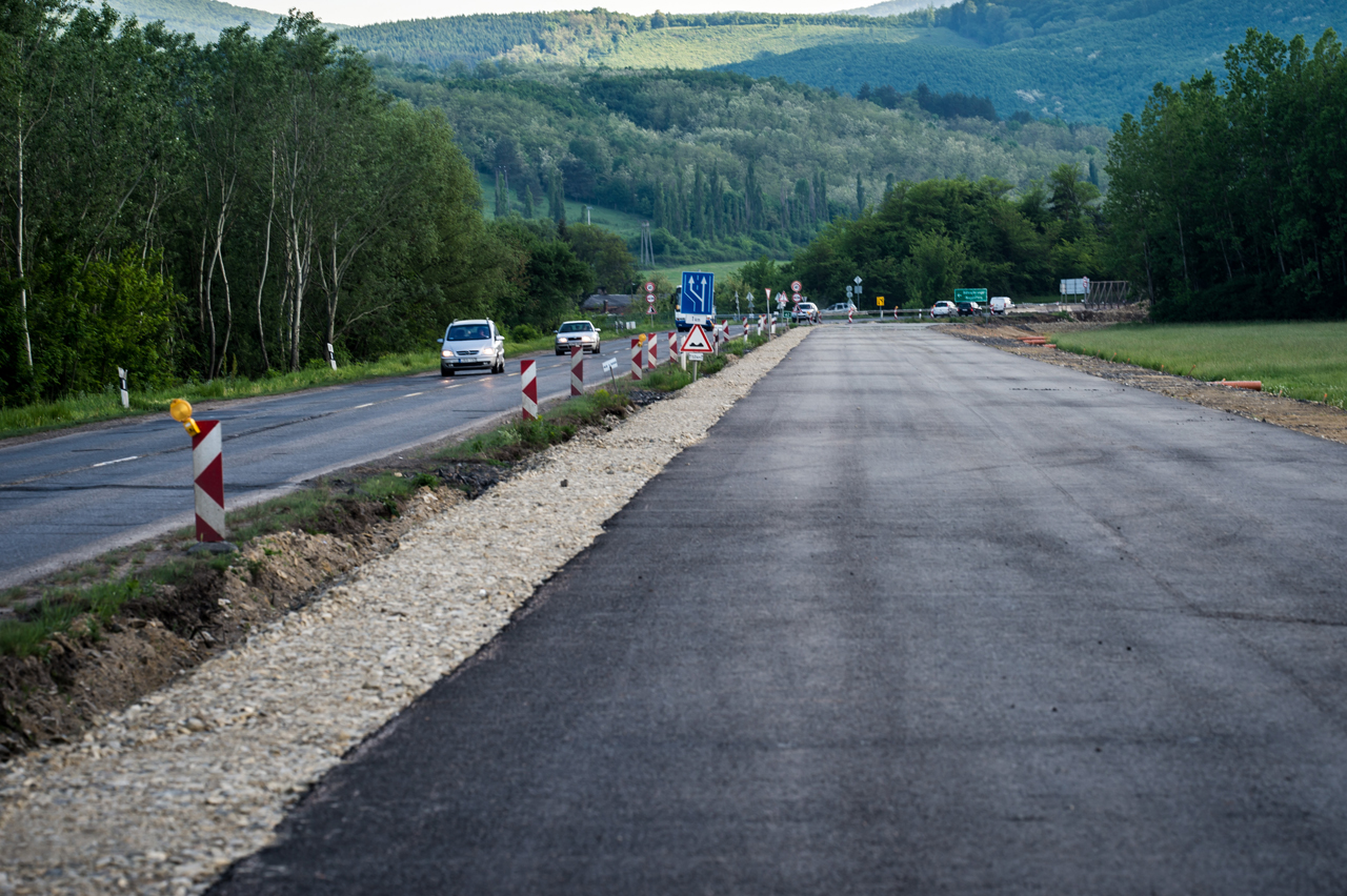 Hamarosan végig kétszer két sávon lehet majd haladni Salgótarján és az M3-as autópálya között (fotó: NIF Zrt.)