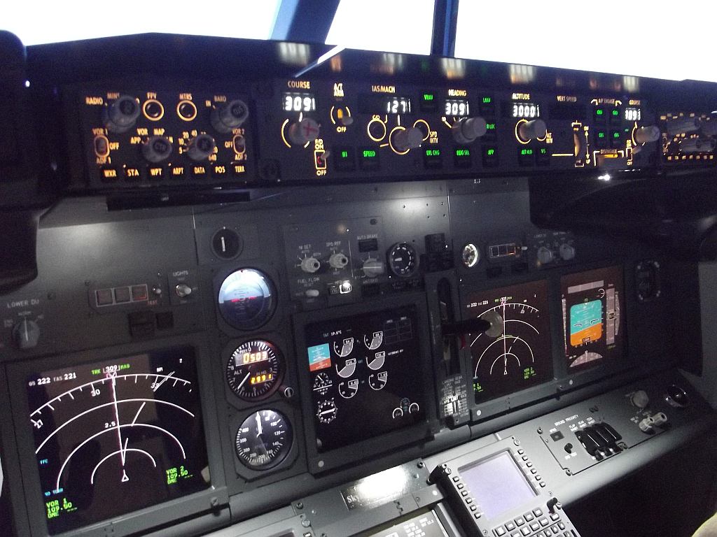 A Boeing 737-es szimulátort nem mozgatják hidraulikus karok, benne ülve mégis úgy tűnik, mintha bedőlnénk a fordulóban<br>A képre kattintva galéria nyílik<br>(fotók: a szerző)