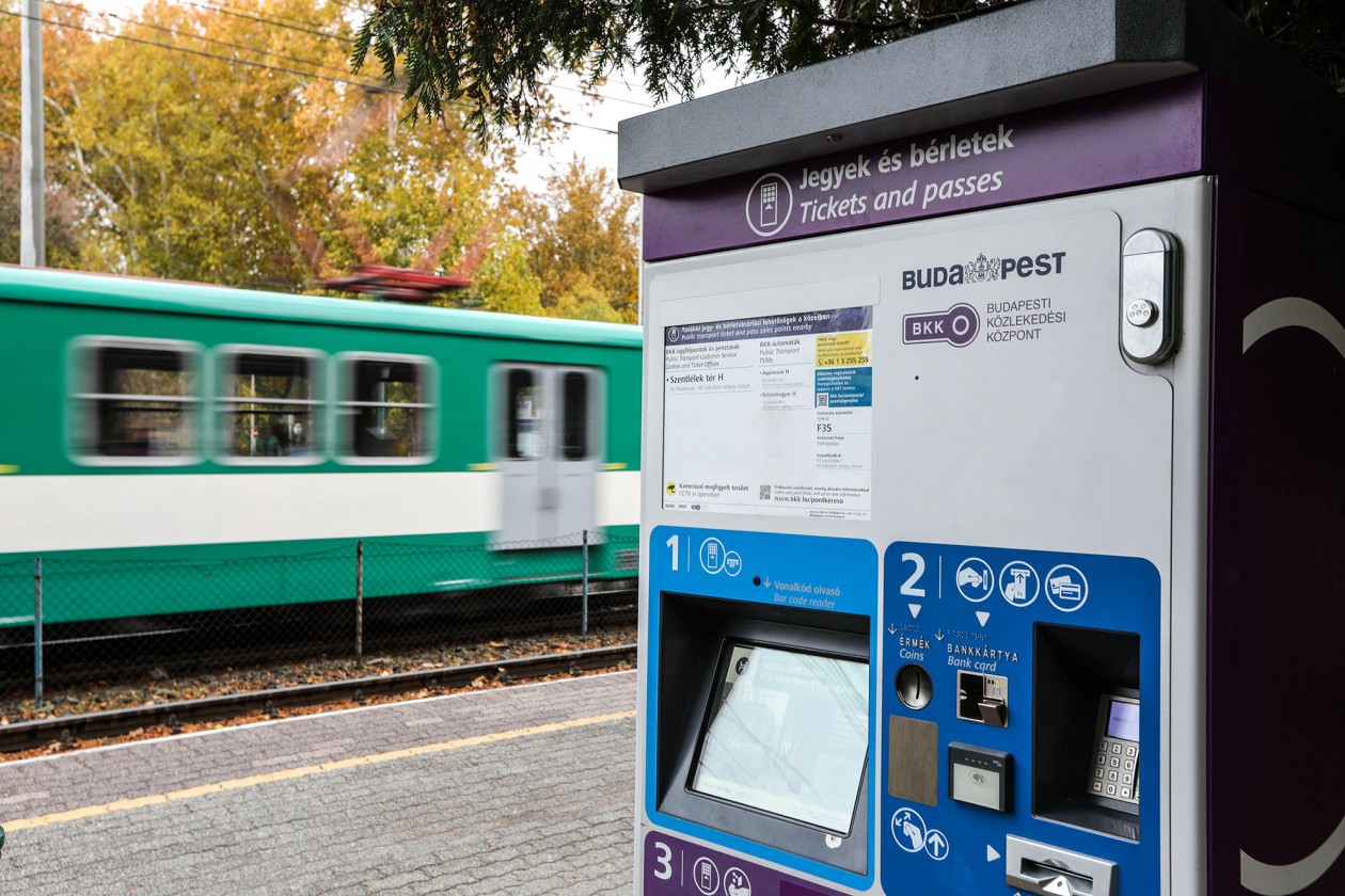 A MÁV–HÉV vonalain is zajlanak a pályafelújítások, az utasok kényelme érdekében pedig több jegyárusító automatát is kihelyeztek az állomásokra (fotó: mavcsoport.hu)