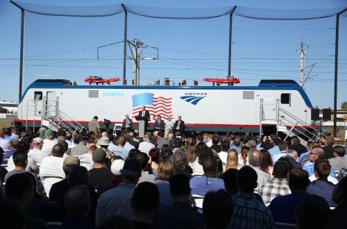 Az első mozdony forgalomba állításánál prominens személyek is tiszteletüket tették, köztük Joe Biden, az Egyesült Államok alelnöke<br>(forrás: IRJ)
