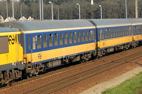 Az egykori német kocsik még a Holland Vasút színeiben. Hamarosan teljesen megújulva közlekedhetnek akár kétszázas tempóval is<br>(forrás: International Railway Journal)